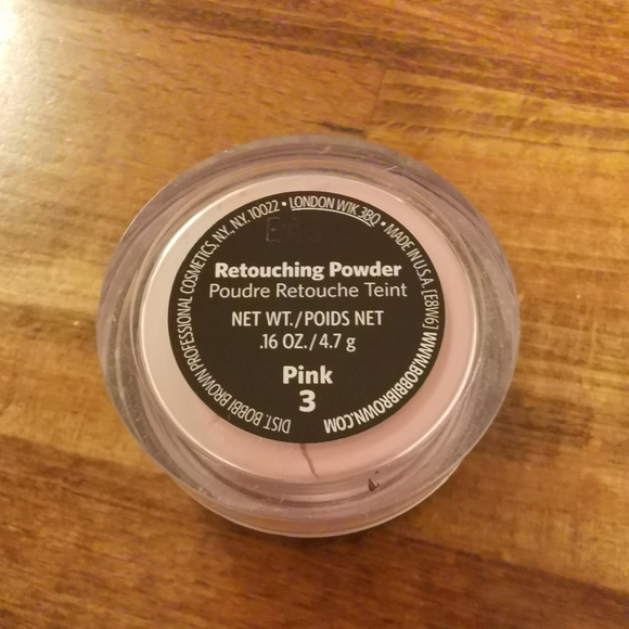 Bobbi Brown retouching powder in pink - Picture 3 of 3